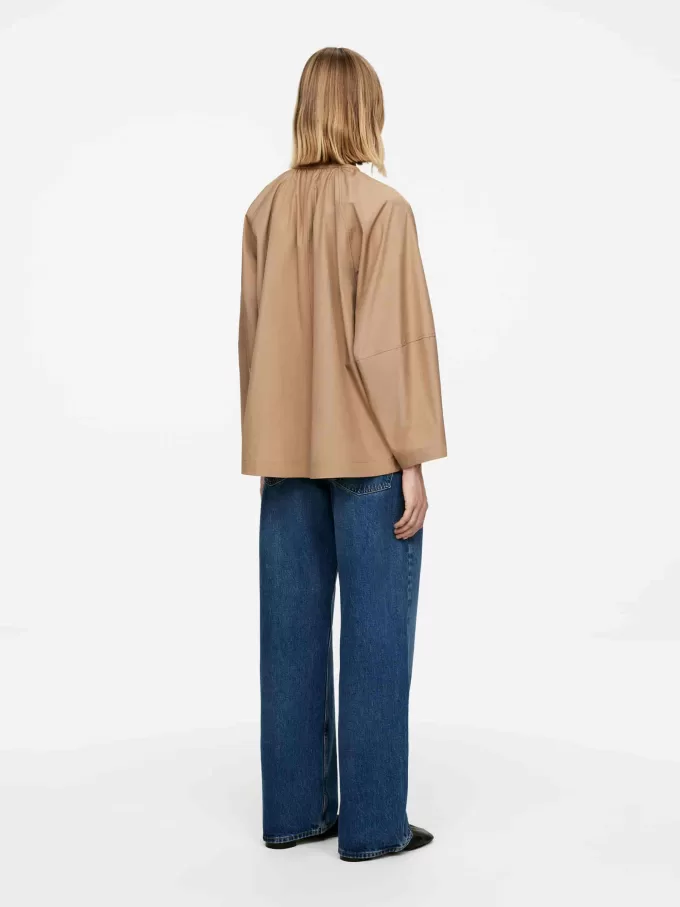 Camicetta con allacciatura sul davanti Camicetta con allacciatura sul davanti