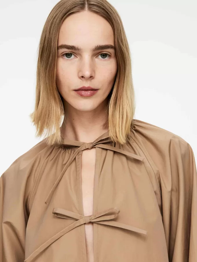 Camicetta con allacciatura sul davanti Camicetta con allacciatura sul davanti