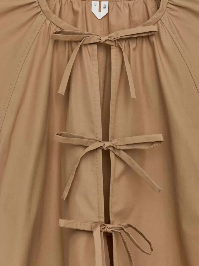 Camicetta con allacciatura sul davanti Camicetta con allacciatura sul davanti