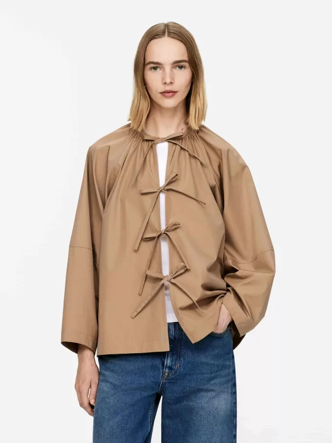 Camicetta con allacciatura sul davanti Camicetta con allacciatura sul davanti