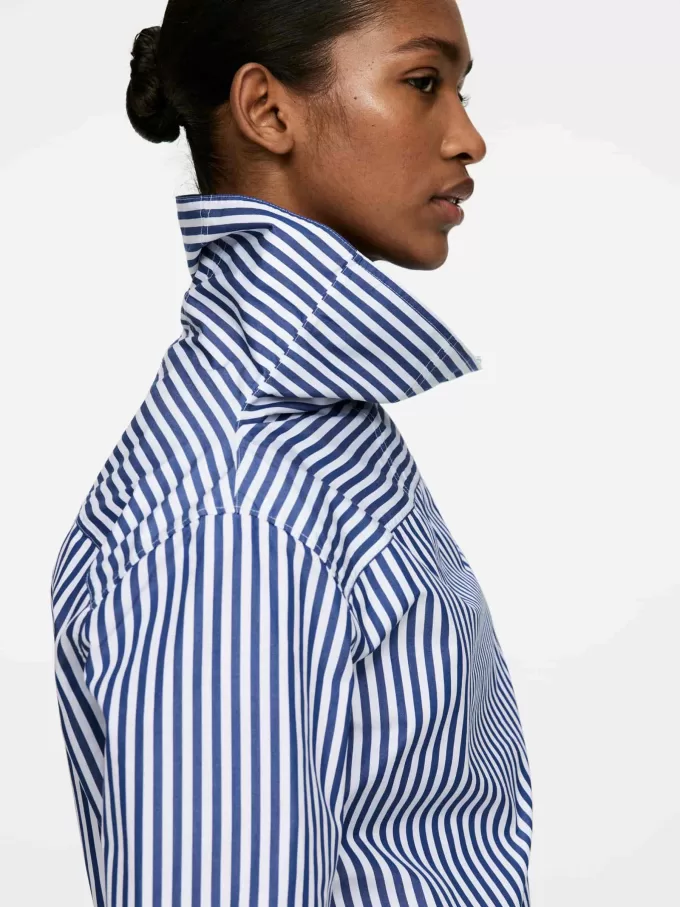 Camicetta con colletto ripiegato Camicetta con colletto ripiegato