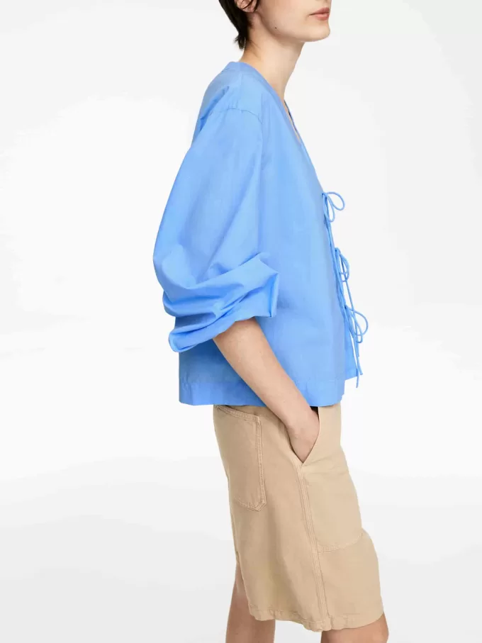 Camicetta con cravatta sul davanti Camicetta con cravatta sul davanti