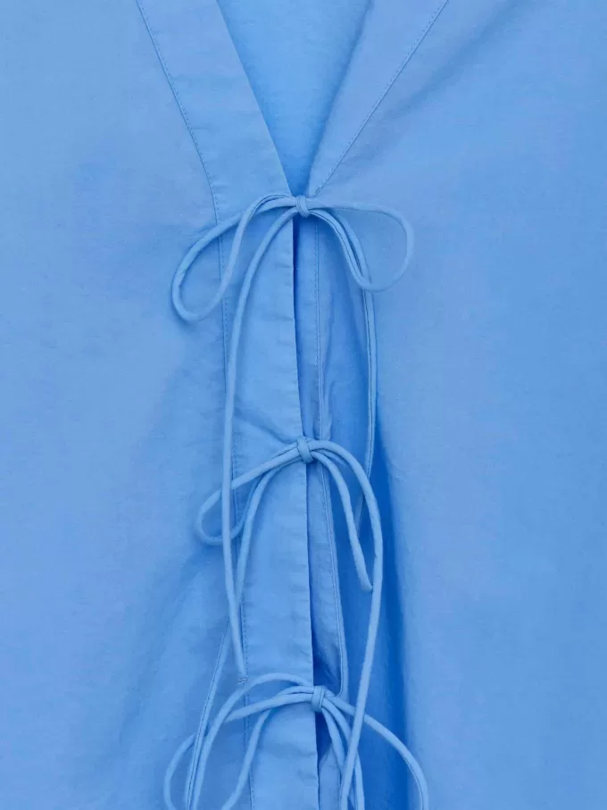 Camicetta con cravatta sul davanti Camicetta con cravatta sul davanti