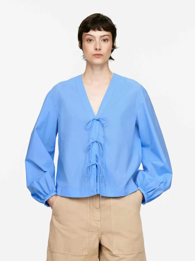 Camicetta con cravatta sul davanti Camicetta con cravatta sul davanti