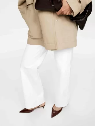 Décolleté in pelle con cinturino sul retro