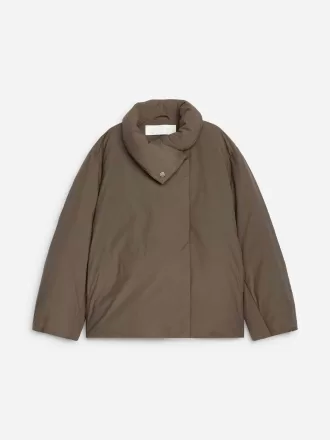 Giacca a collo alto in piumino riciclato