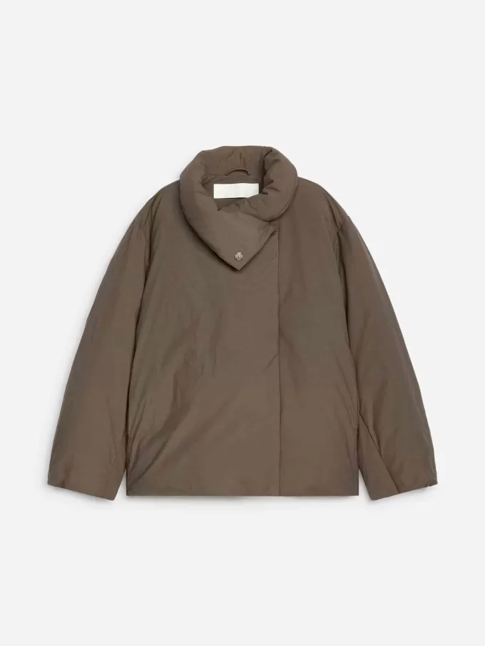 Giacca a collo alto in piumino riciclato Giacca a collo alto in piumino riciclato