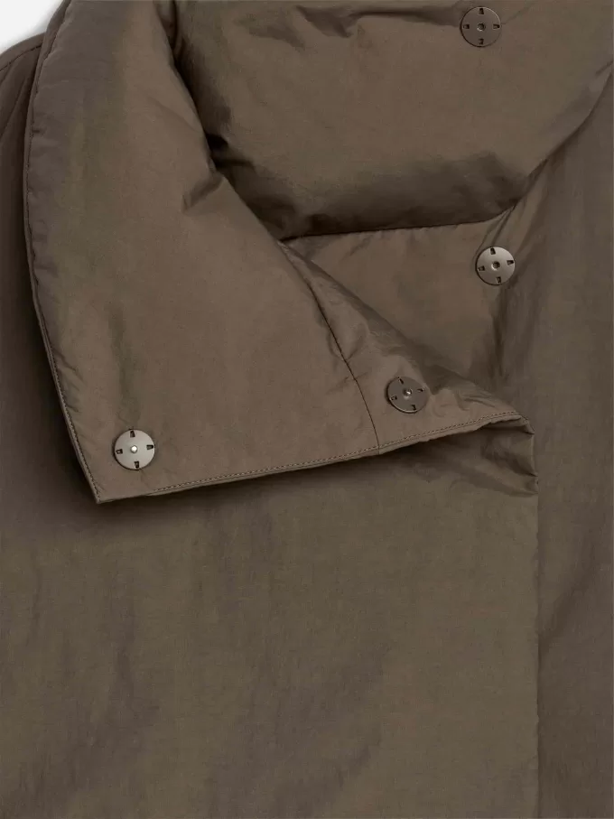 Giacca a collo alto in piumino riciclato Giacca a collo alto in piumino riciclato