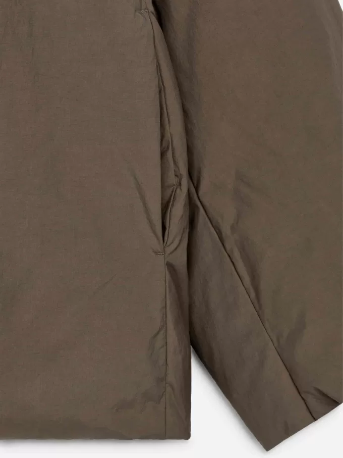 Giacca a collo alto in piumino riciclato Giacca a collo alto in piumino riciclato