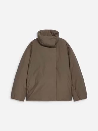 Giacca a collo alto in piumino riciclato