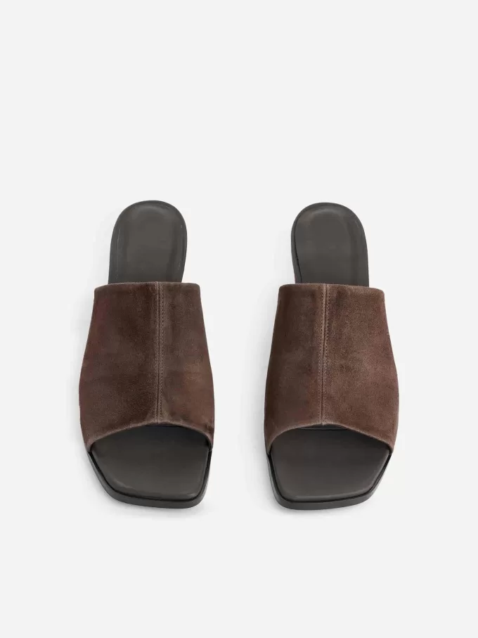 Sandali in pelle scamosciata con tacco medio Sandali in pelle scamosciata con tacco medio