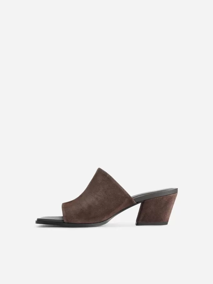 Sandali in pelle scamosciata con tacco medio Sandali in pelle scamosciata con tacco medio