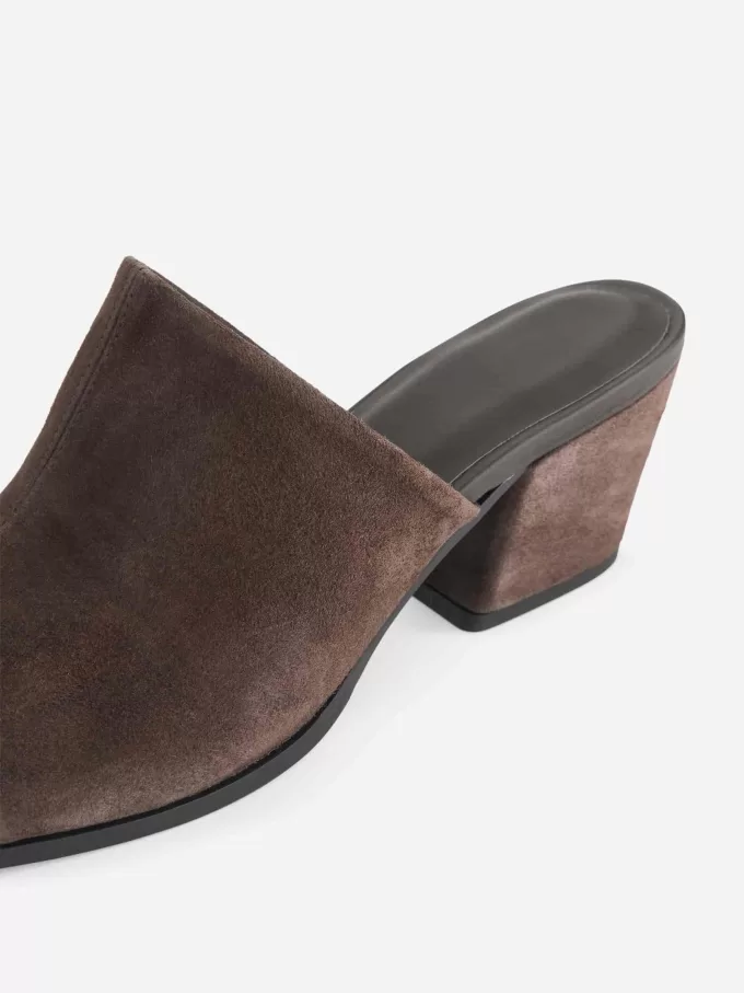 Sandali in pelle scamosciata con tacco medio Sandali in pelle scamosciata con tacco medio